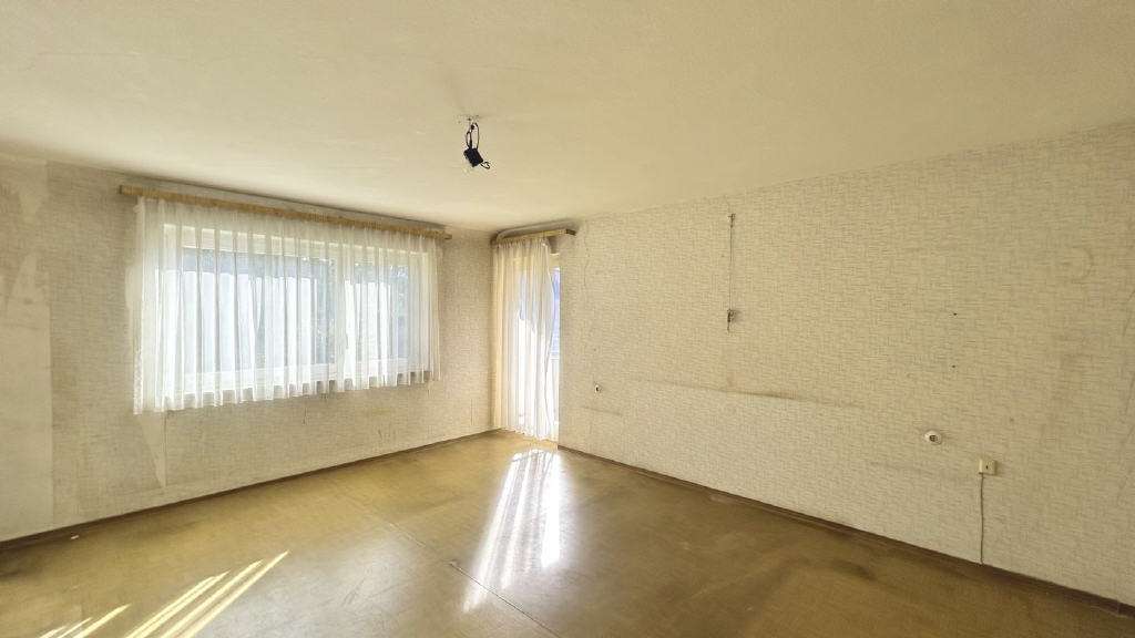 Immobilie in Mössingen - Chancenreiche Doppelhaushälfte in Topp-lage: Großzügiges Grundstück, zwei Garagen, perfekter F - Bild 2