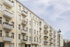 3-Zimmer-Wohnung mit Balkon im schönen Altbau – stilvolle Kapitalanlage in hervorragender Lage! – Freiligrathstraße 11, 10967 Kreuzberg, Berlin – Vorschaubild 3
