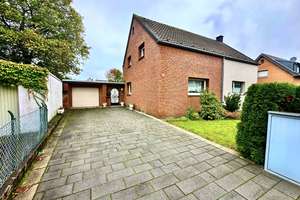 Doppelhaushälfte mit viel Potenzial, großzügigen Garten, Garage und Stellplätzen