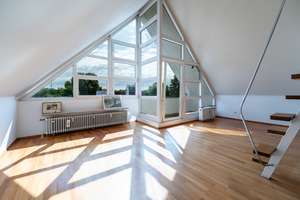Wohnen zwischen Natur und urbaner Nähe – Dachgeschosswohnung mit Galerie und zwei Balkonen – Die vollständige Adresse der Immobilie erhältst du vom Anbieter., 80939 Obere Isarau, München – Vorschaubild 3