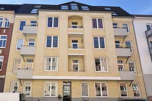 Schnell auf dem Wochenmarkt und an der Kiellinie! Sanierte Altbauwohnung sucht Eigentümer!