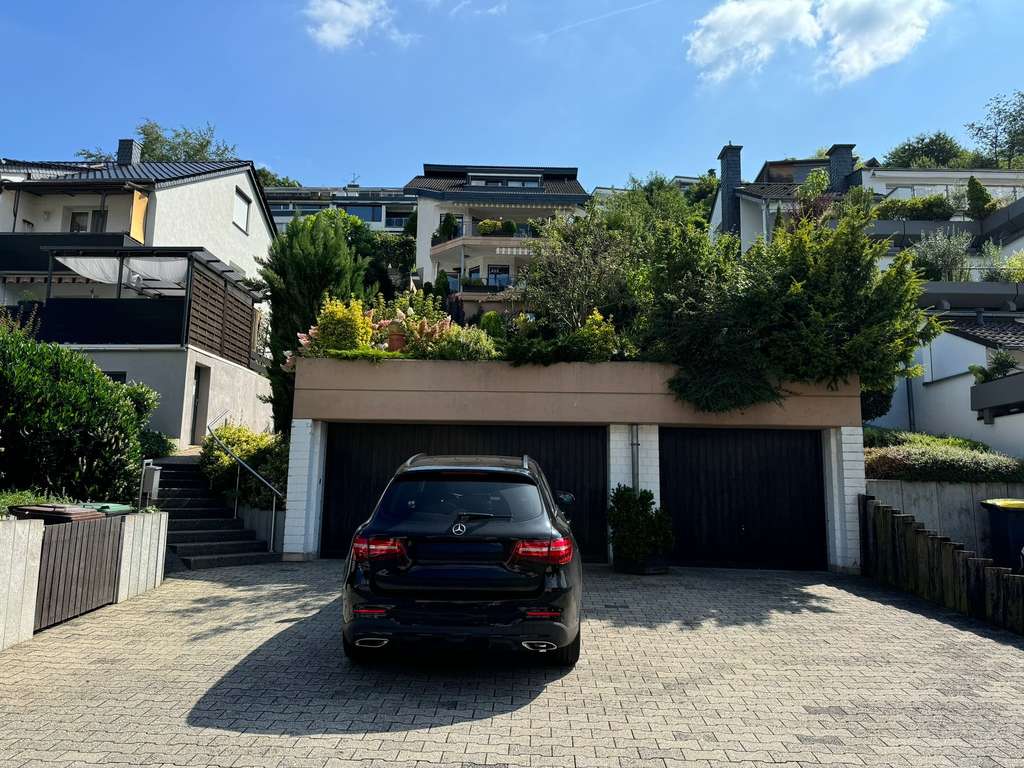 Gut zu vermietendes 2-Familienhaus in Aussichtslage über das Rheintal in KW-Oberdollendorf
