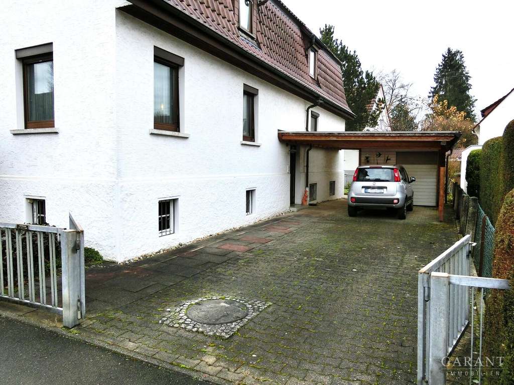 Immobilie in Kirchheim unter Teck - Freistehendes Ein-/Zweifamilienhaus mit Garage, Carport und Garten - Bild 1