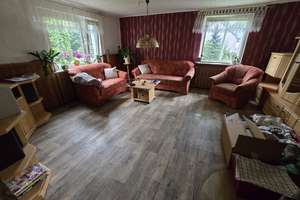 Sanierungsbedürftiges EFH mit 212qm auf 1.770qm Grundstück mit Pool & Doppelgarage + Gartenhaus