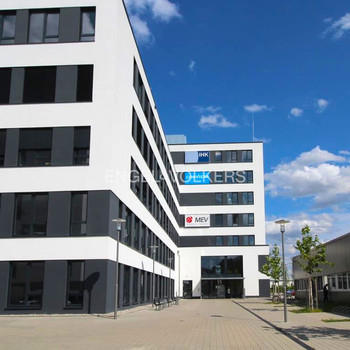 KLIMATISIERTES BÜRO MIT EIGENER DACHTERRASSE