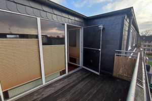 Helle 4-Raum-Dachgeschosswohnung mit EBK und Balkon – Duisburg – Vorschaubild 4