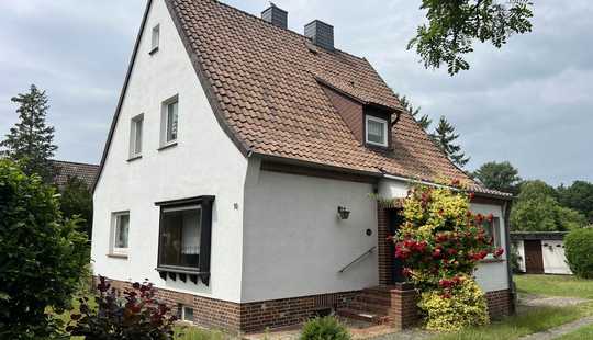 Bild von Charmantes Siedlungshaus auf 2.890 m² Baugrundstück mit Keller, 2 Garagen und überdachter Terrasse