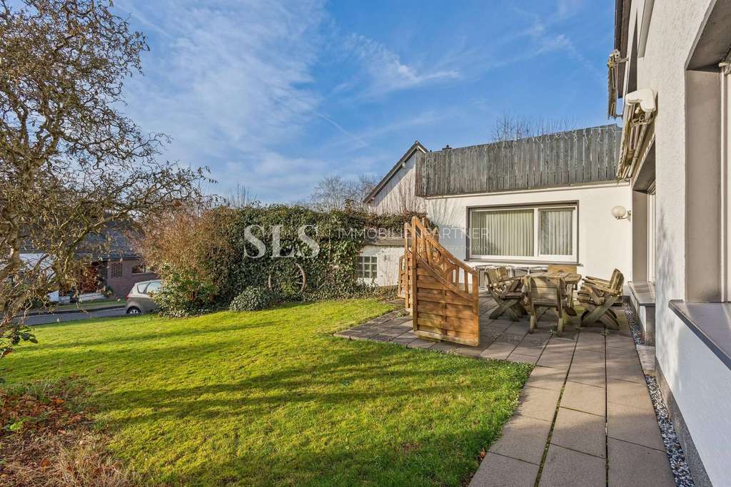 Immobilie in Arnsberg - Drei Wohnungen mit Garagen und eigenständigen Außenbereichen auf großzügigem Grundstück - Bild 1