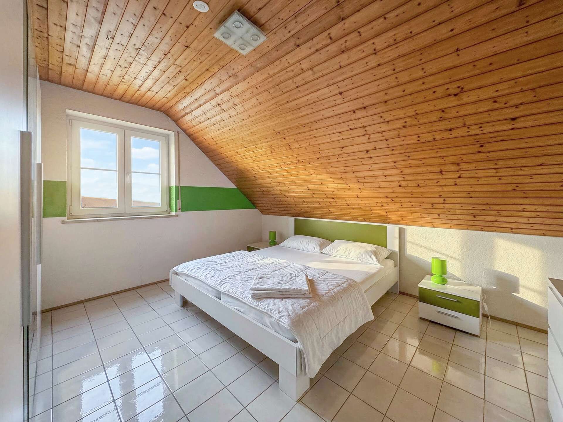 Immobilie in Burgheim - 2,5-Zimmer-Dachgeschosswohnung mit traumhaftem Weitblick - Bild 2