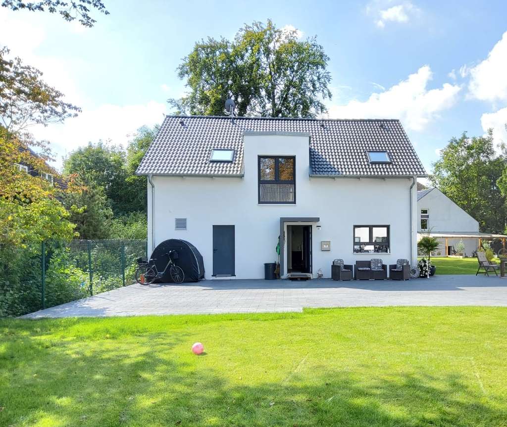 Freistehender Neubau mit Garten im charmanten, ruhigen Ensemble - Jetzt Chance nutzen!
