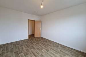 Ab 10.12.2025 // Frisch renoviert // 3-Zimmer // offene Küche und Tageslichtbad – 2 NKM frei! – Andromedaweg 20, 4205 Grünau-Nord, Leipzig – Vorschaubild 3