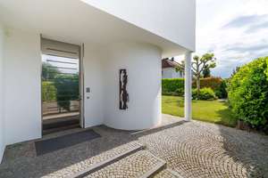 LUXURIÖSES EINFAMILIENHAUS MIT EINLIEGERWOHNUNG, GROßEM GARTEN & POOL IN BAD KROZINGEN – Die vollständige Adresse der Immobilie erhältst du vom Anbieter., 79189 Bad Krozingen – Vorschaubild 7