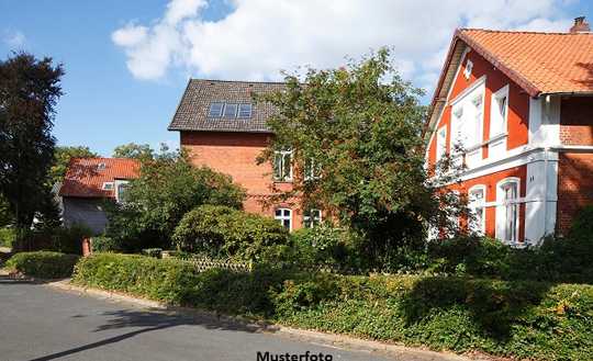 Einfamilienhaus nebst Garage und Gartenhaus