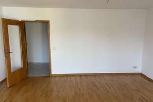 3 Zimmer Dachgeschosswohnung mit Sonnenterrasse und Balkon – Allacher Strasse 6, 85757 Karlsfeld – Vorschaubild 3