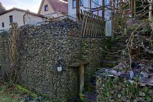 In schöner Ortsrand-/ Aussichtslage: Gepfl. EFH, u. a. mit Wintergarten, Kaminofen, Fußbodenheizung – Alte Weinstraße 33, 98554 Benshausen – Vorschaubild 105