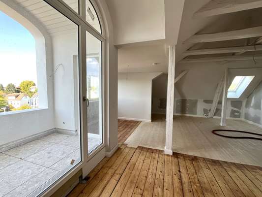 Frisch sanierte Dachgeschosswohnung mit Loggia und optionaler Einbauküche