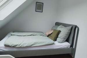 Möblierte 3-Zimmer-Dachgeschosswohnung mit EBK in Düsseldorf – Ludgerusstr. 13, 40225 Bilk, Düsseldorf – Vorschaubild 8