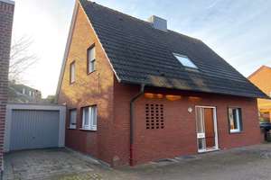 Charmantes Einfamilienhaus in zentraler Lage von Greven – kurze Wege, viel Platz! – Die vollständige Adresse der Immobilie erhältst du vom Anbieter., 48268 Greven – Vorschaubild 1