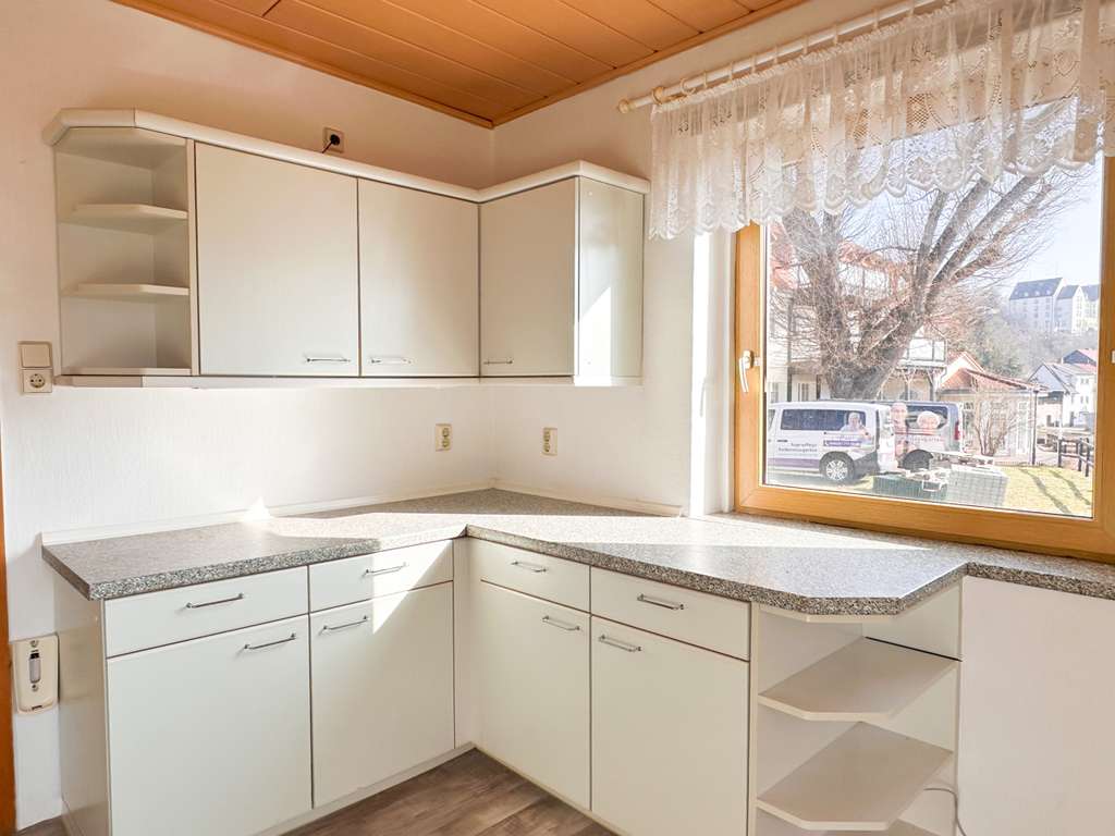 Immobilie in Bad Frankenhausen/Kyffhäuser - WOHNEN MIT AUSBLICK! Großzügiges Einfamilienhaus mit Wintergarten, Balkon und Sonnenterrasse - Bild 2