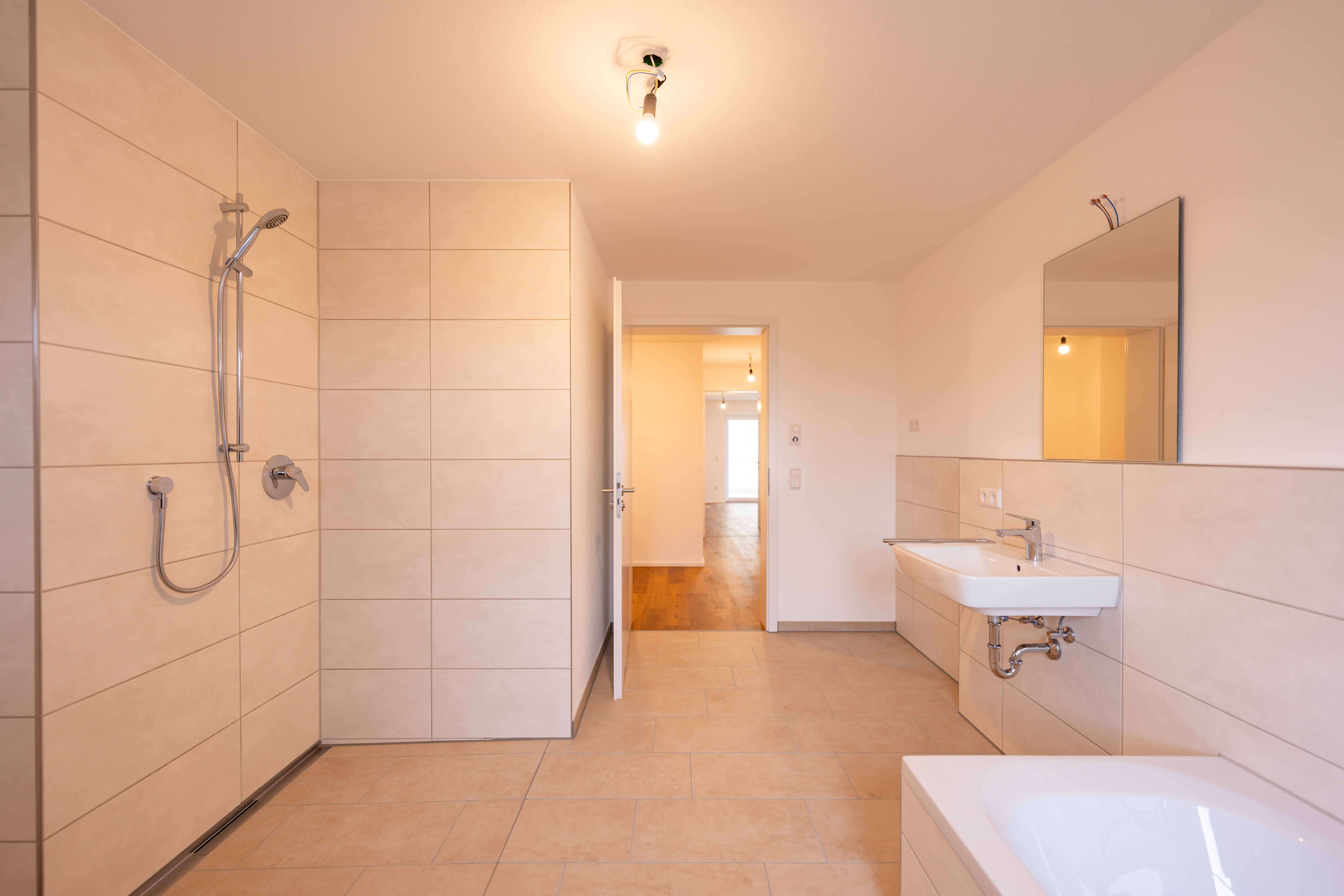 Immobilie in Rot an der Rot - Neuwertig.Barrierefrei.Geräumig. – Moderne 4-Zi.-Erdgeschosswohnung ruhig & naturverbunden - Bild 2