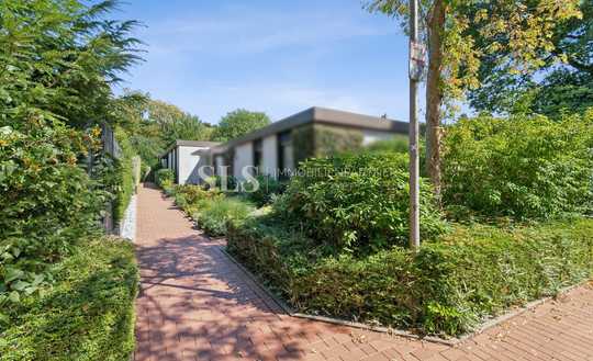 Wohnen auf einer Ebene: gepflegter Bungalow mit Kamin, Garten und Garage