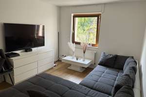 Mitten in Biebrich und doch ruhig gelegen! Chice, modernisierte 2 ZKB, Hoflage – Stettiner Str. 19, 65203 Biebrich, Wiesbaden – Vorschaubild 1
