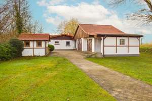 Viel Platz zum Wohnen, Arbeiten und Hobby! Wohnhaus mit Nebengebäude und Werkstatt am Bistensee – Die vollständige Adresse der Immobilie erhältst du vom Anbieter., 24358 Ahlefeld-Bistensee – Vorschaubild 2