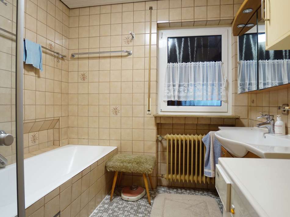 Bad mit Wanne und Dusche