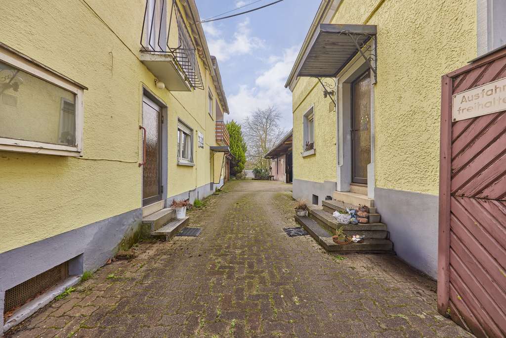 Immobilie in Heuchelheim-Klingen - ++ Großzügiges Anwesen mit 2 Wohnhäusern, Halle, Hof und großem Gartengrundstück ! ++ - Bild 3