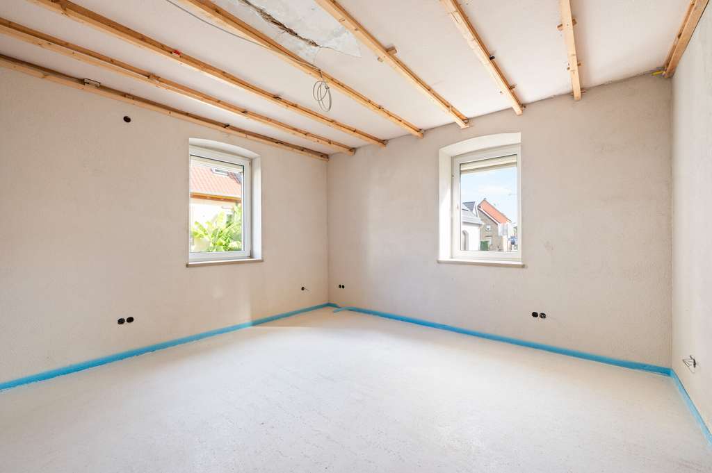 Immobilie in Sulzfeld - 2-Famillienhaus mit großer Scheune – teilsaniert, ideal für Handwerker! - Bild 2