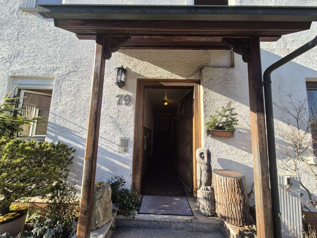 Immobilie in Holzgerlingen - Charmante Doppelhaushälfte mit 8 Zimmern, Garten und Doppelgarage im Herzen Holzgerlingens - Bild 4