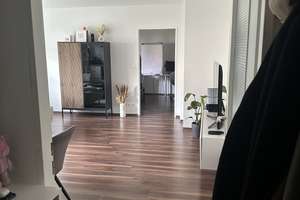 Helle 2-Zimmer-Wohnung mit Balkon, Einbauküche und Stellplatz