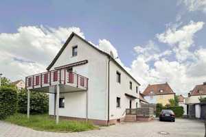 Viel Potential bietet dieses zentral gelegene EFH/ZFH in Schwabach mit 2 Garagen – Schwabach – Vorschaubild 1