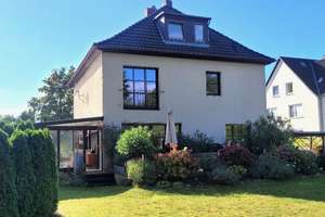 Charmantes Einfamilienhaus auf parkähnlichem Grundstück mit altem Baumbestand