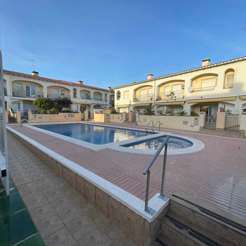 Reihenhaus mit Garage, Pool und 200 m vom Meer entfernt in Sant Salvador