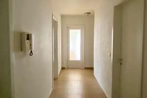 Stilvolle 3-Zimmer-Wohnung mit Einbauküche und Dachterrasse in S-Bahn-Nähe Freiham – Hans-Stützle-Straße 10, 81249 Freiham, München – Vorschaubild 2