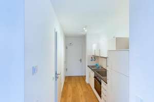 EBK, Aufzug und Balkon 1 Zimmer möbliertes Studio – Allee der Kosmonauten 25a, 10315 Lichtenberg (Ortsteil), Berlin – Vorschaubild 2