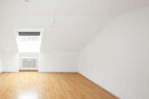 Helle großzügige 3 ZKB Dachwohnung mit sonniger Loggia und EBK zur Ablöse – Neuburger Straße 269, 86169 Hammerschmiede, Augsburg – Vorschaubild 9