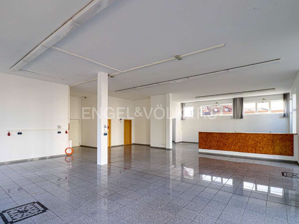 Immobilie in Weilheim in Oberbayern - Vielseitige Gewerbeeinheit, für Praxis, Showroom, Atelier, Studio oder exklusiver Fahrzeugunterbr... - Bild 3