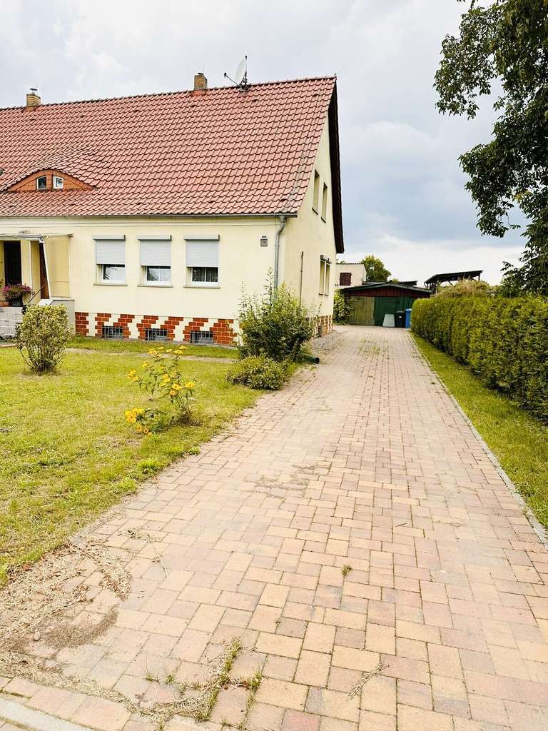 Immobilie in Wriezen - Idyl., gepflegtes 1.277 qm Grundstück inkl. DHH mit Nebengelass, Keller - Gartenbereich - Wriezen! - Bild 1