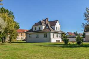 Stilvolle Villa mit weitläufigem Grundstück – Die vollständige Adresse der Immobilie erhältst du vom Anbieter., 6901 Radis – Vorschaubild 1