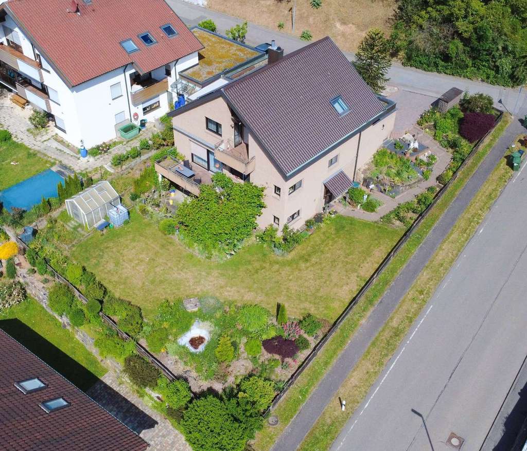 Immobilie in Sachsenheim - Haus im Haus: Mit Garten, Loggia und Garagen in Sachsenheim-Spielberg - Bild 1