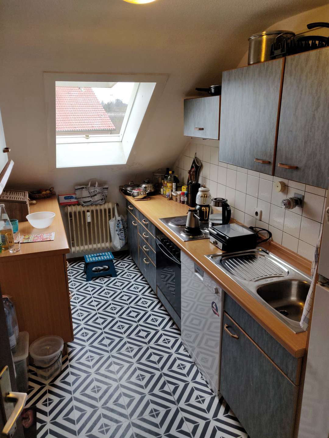 Potenzial durch Renovierung – 3-Zimmer-Wohnung mit ca. 7 m² Süd-West-Balkon & Einzelgarage, Ludwigsburg Kreis – Bild 2