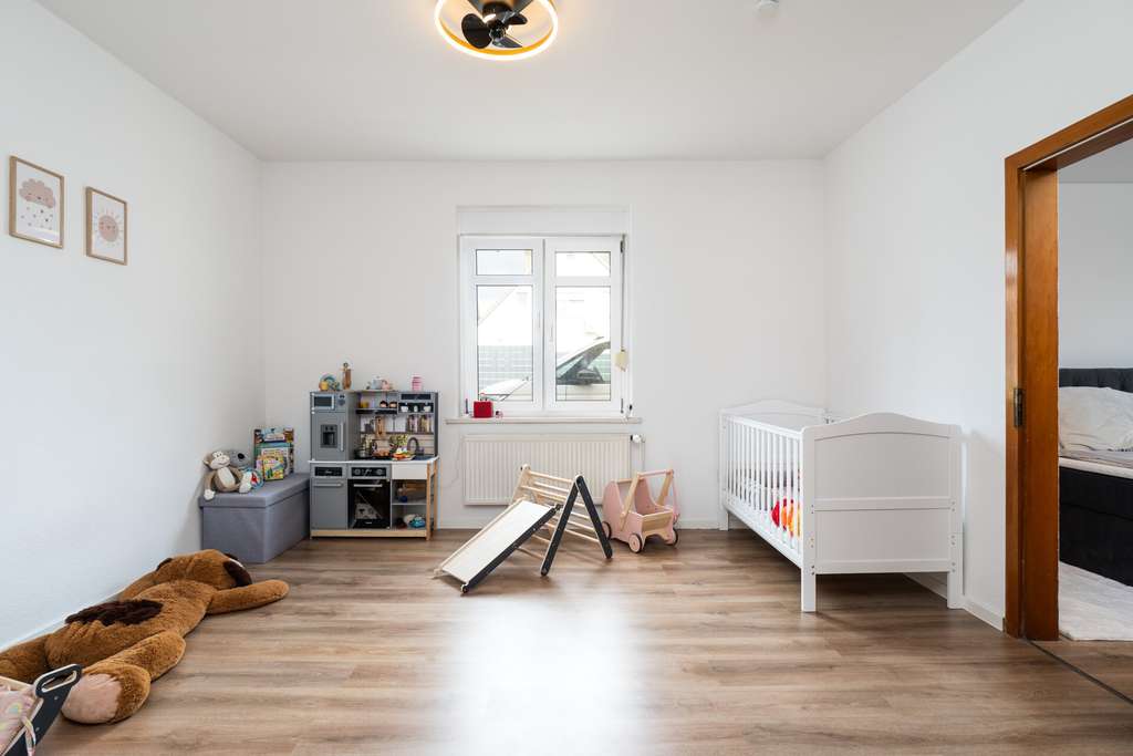 Immobilie in Hüllhorst - Großzügiges renoviertes Ein-/Zweifamilienhaus mit 214 m², Wintergarten & großem Grundstück - Bild 3