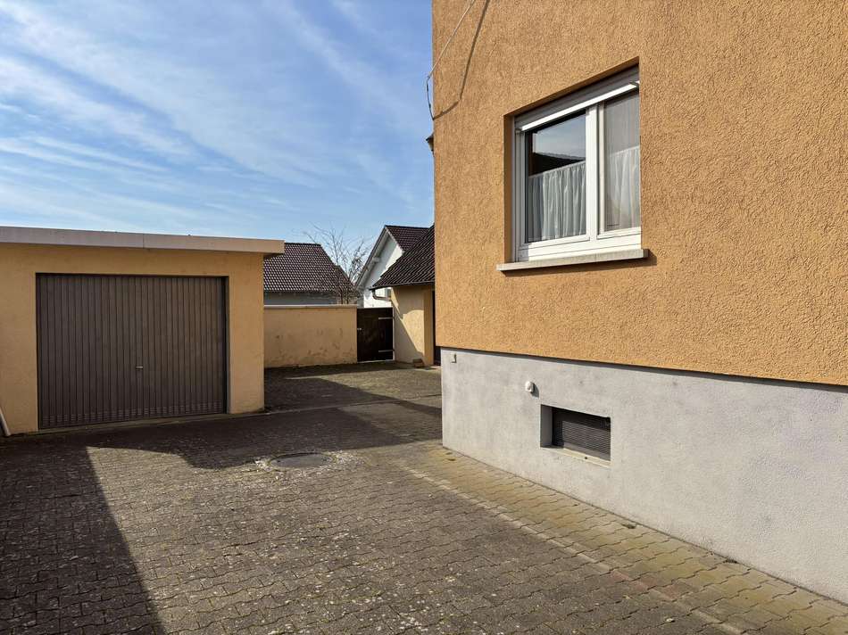 Hof und Garage