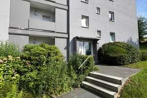 schöne geräumige 2- Zi KDB, Balkon in ruhiger u. grüner Lage