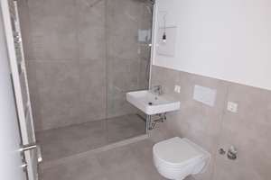 Frisch modernisiertes Apartment mit Balkon und Fernblick, separate Küche, neues Duschbad, Aufzug – Friedensstraße 114, 51145 Urbach, Köln – Vorschaubild 3