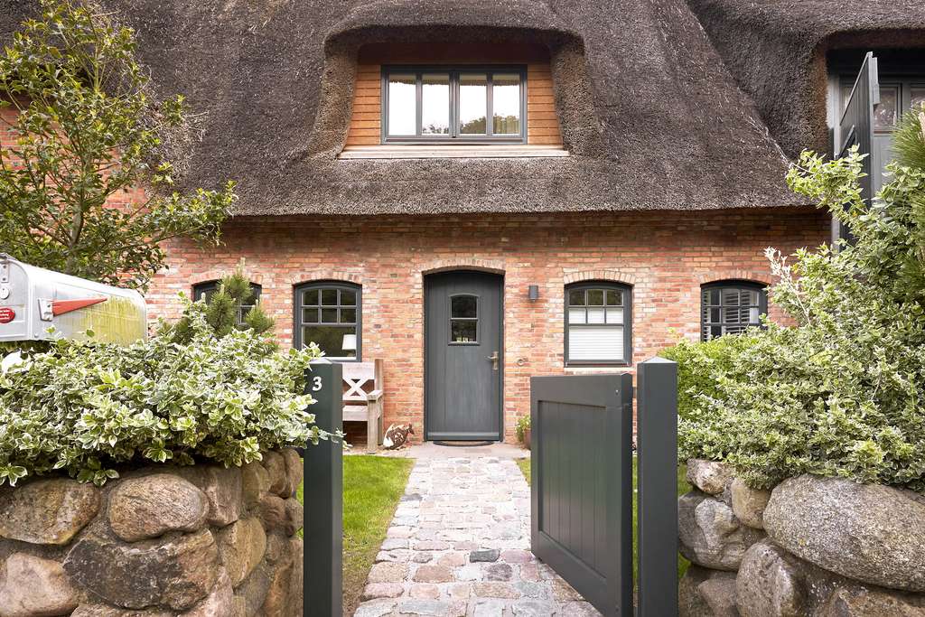 Immobilie in Oevenum - Exklusives Mittelhaus unter Reet - mit eigenem Garten und als Ferienwohnung genehmigt - Bild 0