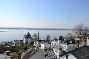 Wohnung mit weiträumigem Elbblick und zwei Stellpätzen unmittelbar vor der Tür – Strandtreppe 2, 22587 Blankenese, Hamburg – Vorschaubild 2