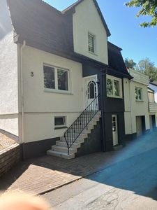 Freistehendes Zweifamilienhaus am Stadtrand mit großem Grundstück und viel Potenzial